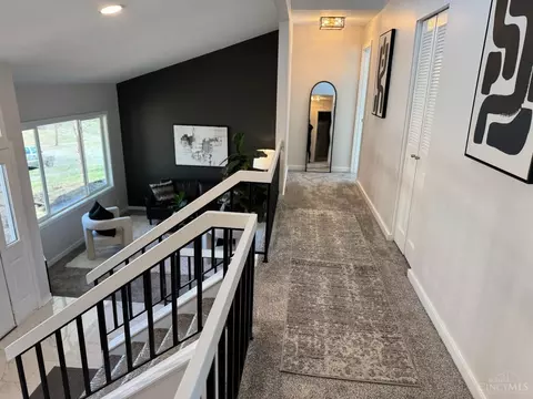 Entry Way - 19 Hollow Tree Ct, Hamilton, OH 45013 photo 5 of 10