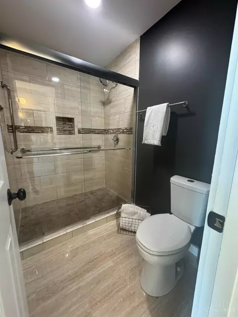 Bath - 19 Hollow Tree Ct, Hamilton, OH 45013 photo 3 of 11