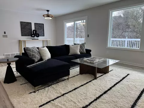 Living - 19 Hollow Tree Ct, Hamilton, OH 45013 photo 5 of 9