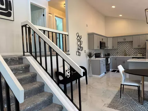 Entry Way - 19 Hollow Tree Ct, Hamilton, OH 45013 photo 2 of 10