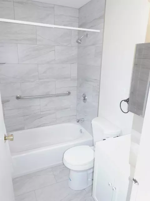 Bath - 1718 State Ave, Cincinnati, OH 45204 photo 1 of 8
