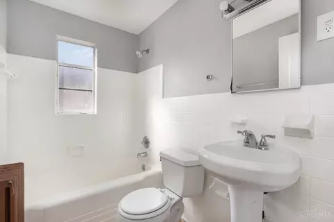 Bath - 1627 Summit Rd, Cincinnati, OH 45237 photo 1 of 1