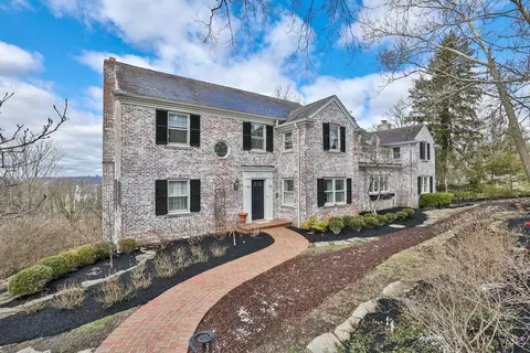 3669 Vineyard Pl, Cincinnati, OH 45226