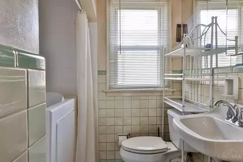 Bath - 5561 Eula Ave, Cincinnati, OH 45248 photo 1 of 1