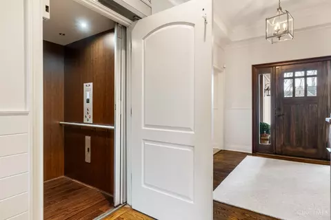 Entry Way - 7775 Jolain Dr, Montgomery, OH 45242 photo 2 of 4