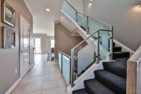 Entry Way - 355 Oregon St, Cincinnati, OH 45202 photo 7 of 9