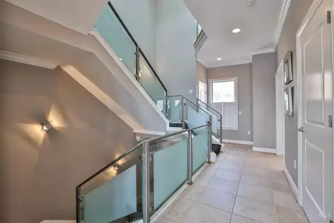 Entry Way - 355 Oregon St, Cincinnati, OH 45202 photo 6 of 9