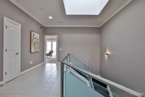 Entry Way - 355 Oregon St, Cincinnati, OH 45202 photo 8 of 9