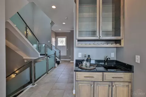 Entry Way - 355 Oregon St, Cincinnati, OH 45202 photo 5 of 9