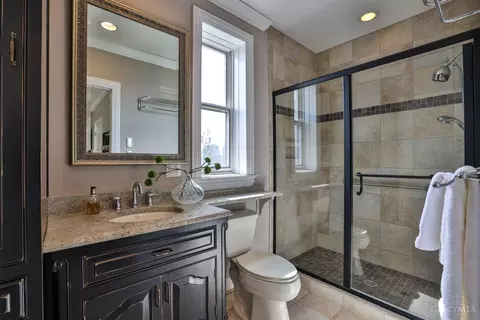 Bath - 355 Oregon St, Cincinnati, OH 45202 photo 5 of 7