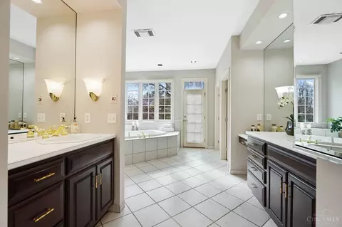 Bath - 5083 Rollman Estates Dr, Cincinnati, OH 45236 photo 3 of 6