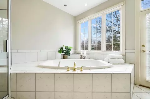 Bath - 5083 Rollman Estates Dr, Cincinnati, OH 45236 photo 5 of 6