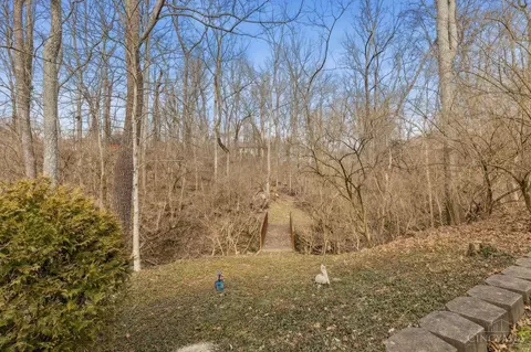Exterior - 894 Surrey Rdg, Cincinnati, OH 45245 photo 5 of 7