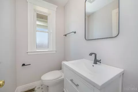 Bath - 917 Rogers Pl, Cincinnati, OH 45206 photo 1 of 5