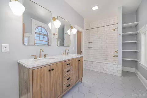Bath - 917 Rogers Pl, Cincinnati, OH 45206 photo 2 of 5