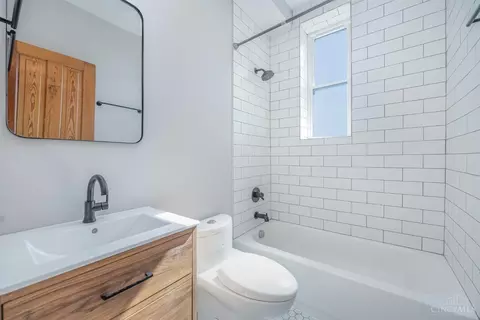 Bath - 917 Rogers Pl, Cincinnati, OH 45206 photo 3 of 5