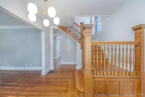 Entry Way - 917 Rogers Pl, Cincinnati, OH 45206 photo 2 of 6