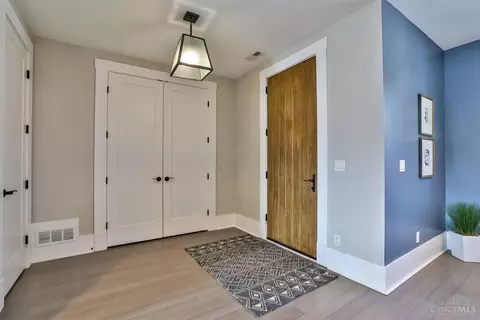Entry Way - 1335 Pendleton St, Cincinnati, OH 45202 photo 2 of 5