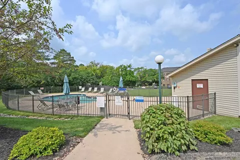 Exterior - 7288 Galbraith Rd, Cincinnati, OH 45243 photo 3 of 6