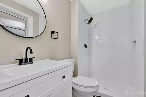 Bath - 5610 Nickview Dr, Cincinnati, OH 45247 photo 3 of 4