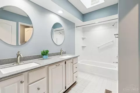 Bath - 8140 Leeshore Dr, Maineville, OH 45039 photo 3 of 3