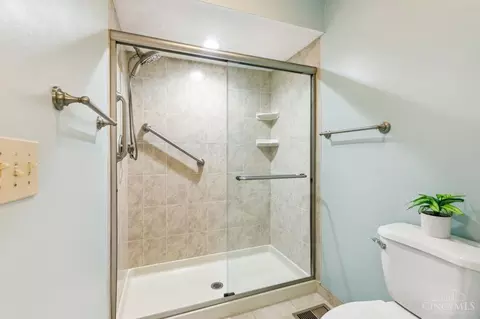 Bath - 8140 Leeshore Dr, Maineville, OH 45039 photo 2 of 3