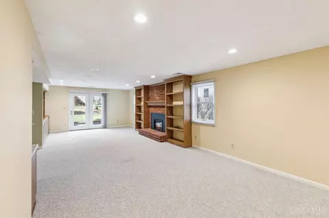 Living - 8140 Leeshore Dr, Maineville, OH 45039 photo 4 of 5