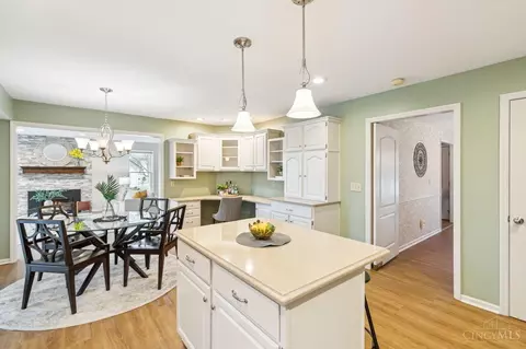 Kitchen - 8140 Leeshore Dr, Maineville, OH 45039 photo 3 of 4