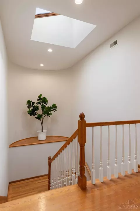 Entry Way - 7550 Cayuga Dr, Cincinnati, OH 45243 photo 4 of 5