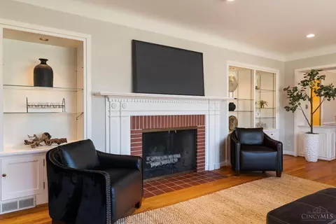 Living - 7550 Cayuga Dr, Cincinnati, OH 45243 photo 3 of 9