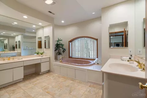 Bath - 7550 Cayuga Dr, Cincinnati, OH 45243 photo 4 of 6