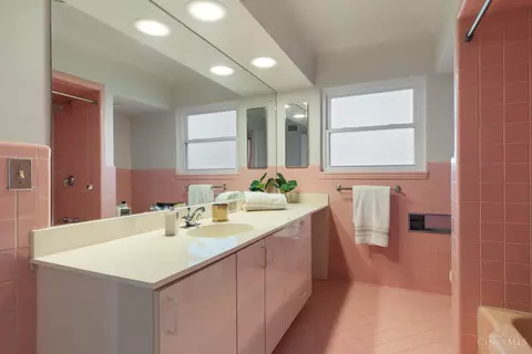 Bath - 7550 Cayuga Dr, Cincinnati, OH 45243 photo 1 of 6