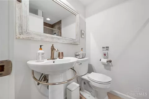 Bath - 1255 Ida St, Cincinnati, OH 45202 photo 6 of 7