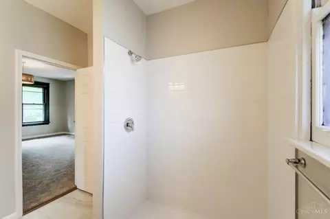 Bath - 3467 Hudson Ave, Cincinnati, OH 45207 photo 3 of 7