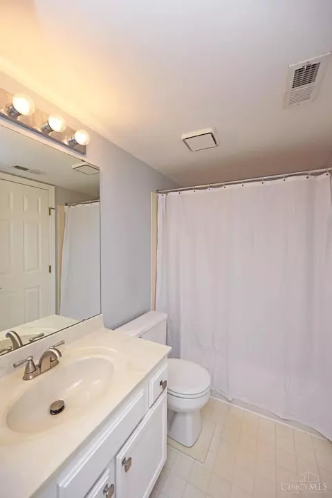 Bath - 3989 Maplecove Ln, Cincinnati, OH 45255 photo 4 of 4