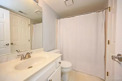 Bath - 3989 Maplecove Ln, Cincinnati, OH 45255 photo 3 of 4