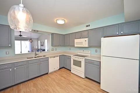 Kitchen - 3989 Maplecove Ln, Cincinnati, OH 45255 photo 2 of 3