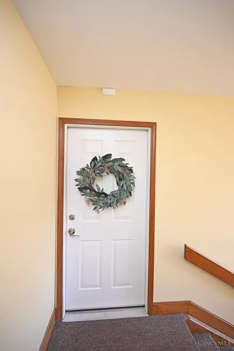Entry Way - 3989 Maplecove Ln, Cincinnati, OH 45255 photo 2 of 4