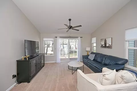 Living - 3989 Maplecove Ln, Cincinnati, OH 45255 photo 2 of 5