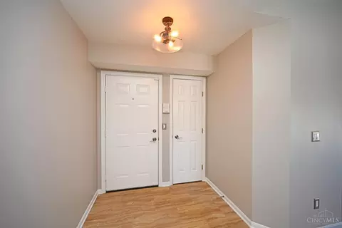 Entry Way - 3989 Maplecove Ln, Cincinnati, OH 45255 photo 3 of 4