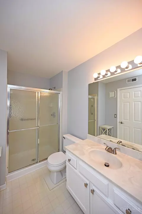 Bath - 3989 Maplecove Ln, Cincinnati, OH 45255 photo 2 of 4
