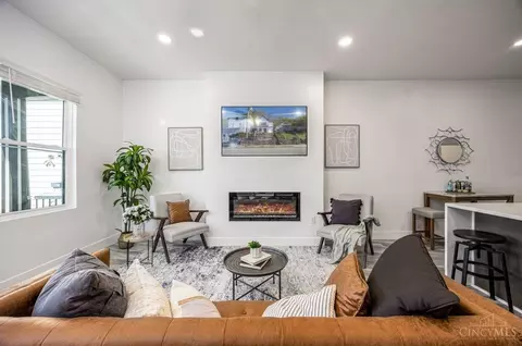 Living - 4044 Eastern Ave, Cincinnati, OH 45226 photo 2 of 4