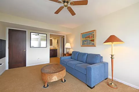 Living - 975 Hill St, Cincinnati, OH 45202 photo 5 of 6