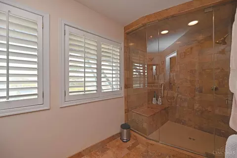 Bath - 975 Hill St, Cincinnati, OH 45202 photo 4 of 7