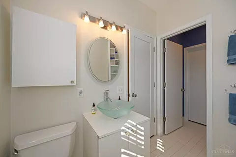 Bath - 975 Hill St, Cincinnati, OH 45202 photo 1 of 7