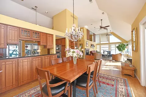 Dining - 975 Hill St, Cincinnati, OH 45202 photo 3 of 4