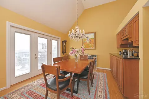Dining - 975 Hill St, Cincinnati, OH 45202 photo 1 of 4