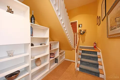 Entry Way - 975 Hill St, Cincinnati, OH 45202 photo 2 of 2