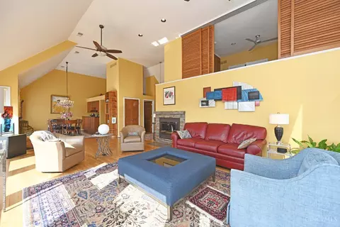 Living - 975 Hill St, Cincinnati, OH 45202 photo 3 of 6