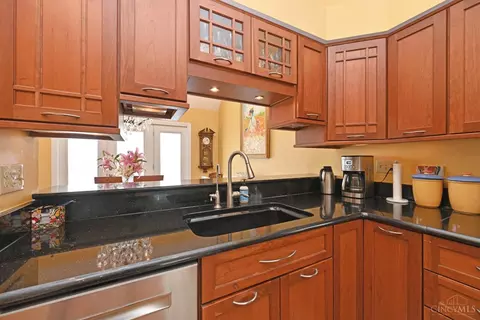 Kitchen - 975 Hill St, Cincinnati, OH 45202 photo 5 of 5